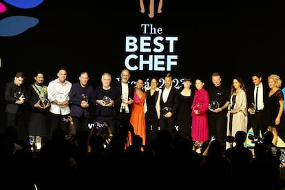 Dabiz Muñoz, rodeado de varios de los chefs premiados, entre los que se encuentran los hermanos Adrià, en la gala The Best Chefs Awards, celebrada en el Estado mexicano de Yucatán.