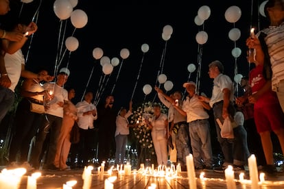 Personas liberan globos en homenaje a Jaime Vásquez.