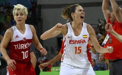 Anna Cruz celebra su canasta ganadora