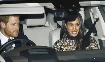 Meghan Markle y el príncipe Enrique llegando al palacio de Buckingham para el tradicional almuerzo de inicio de las celebraciones navideñas.