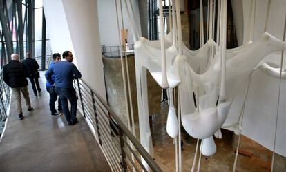 La escultura de Neto, instalada en el atrio del Guggenheim.