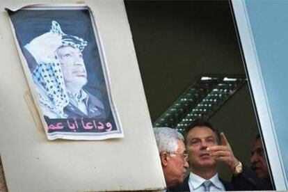 Mahmud Abbas y Tony Blair (derecha), en una ventana de la Mukata, en Ramala.