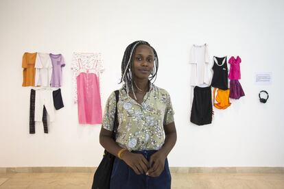 “Esta no es una exposición artística, sino militante” comenta Fatou Kiné Diouf, comisaria de la muestra '¿Cómo ibas vestida?' en el Musée de la Femme de Dakar. “La instalación deja hablar a las prendas de una manera muy simbólica y reveladora”.