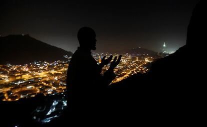 Un musulmán reza en el monte Al-Noor, lugar en el que se cree que el profeta Mahoma recibió las primeras palabras del Corán a través de Gabriel en la cueva de Hera, en La Meca.