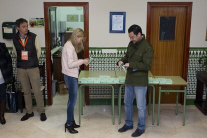 El candidato a la presidencia de la Junta de Andalucia por el PP, Juanma Moreno Bonilla, vota en el Colegio Sagrado Corazon en Málaga.