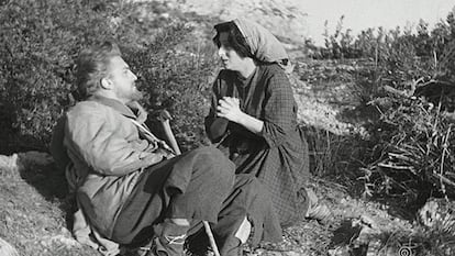 Federico Fellini y Ana Magnani, en 'El milagro'.