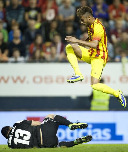 Neymar sortea a Andres Fernández.