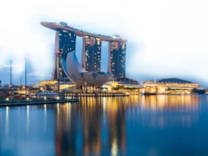 Skyline de Singapur, con el célebre hotel Marina Bay Sands, a la izquierda, con sus tres altísimas torres.