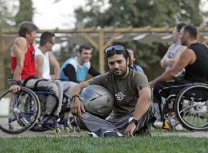 Diego Ariel Ale, de 29 años, en el parque del Hospital Nacional de Parapléjicos de Toledo, donde estuvo ingresado casi un año. Detrás, un grupo de pacientes.