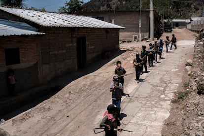 Niños indigenas de la comunidad Ayahualtempa en el Estado de Guerrero, México, marchan portando armas el día 10 de abril de 2021. 