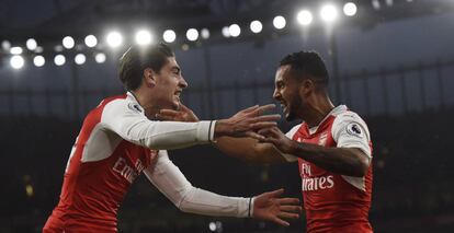 Walcott festeja junto a Bellerín el primer tanto 'gunner'.