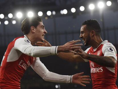 Walcott festeja junto a Beller&iacute;n el primer tanto &#039;gunner&#039;.