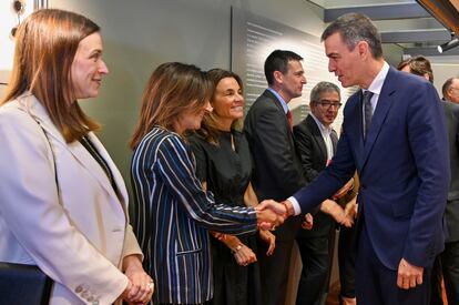 El presidente del Gobierno, Pedro Sánchez, este lunes durante el almuerzo de trabajo con miembros de la Junta Directiva del Cercle d'Economia, en su sede, en Barcelona.