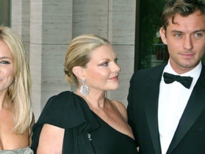 La actriz Sienna Miller, su madre y el actor Jude Law, en una imagen de 2006