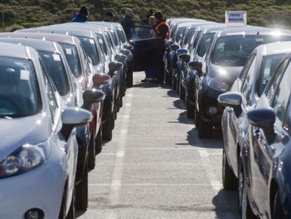 Varios operarios revisan los Ford Fiesta de la sexta generaci&oacute;n salidos por la l&iacute;nea de montaje de la factor&iacute;a Ford de Almussafes. 