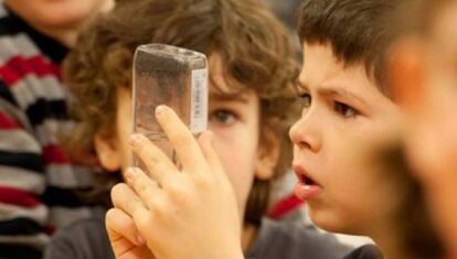 Un niño participa en Endesa Educa.