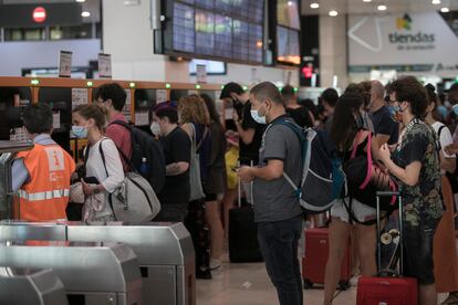 Viajeros en la estación de trenes de Sants (Barcelona), este viernes.