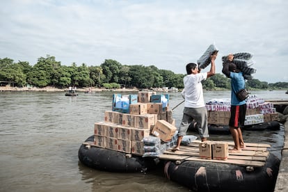 Contrabandistas de productos mexicanos en la orilla del río Suchiate.