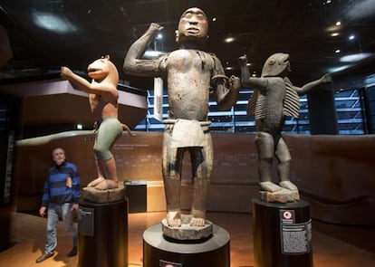 Estatuas de madera del reino de Dahomey (siglo XIX), en el Museo del Quai Branly de París, en 2018. Las obras serán restituidas a Benín en los próximos meses.