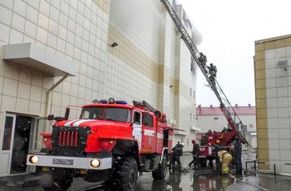 "La cuestión es la siguiente ¿por qué las puertas estaban cerradas?", se indignó el vicegobernador de la región, Vladímir Chernov, citado por la agencia TASS. En la imagen, el camión de bomberos en el centro comercial en Kémerovo (Rusia), el 25 marzo de 2018.