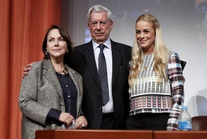 Vargas Llosa com Mitzy Capriles e Lilian Tintori.