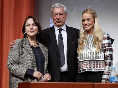 Vargas Llosa com Mitzy Capriles e Lilian Tintori.