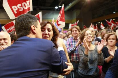 Pedro Sánchez saluda a Irene Lozano, ex de UPD y nueva candidata al Congreso por el PSOE.