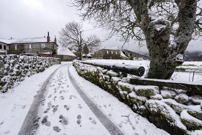 A Piornedo acuden cada vez más visitantes durante el invierno, sobre todo familias, en busca de nieve. Esta pequeña aldea y su conjunto de pallozas –construcciones prerromanas de planta circular (u oval) con paredes de piedra y cubierta vegetal en forma de cono–, declarado Bien de Interés Cultural, es punto de partida de varias rutas de senderismo, como la del pico Mustallar y la del pico Agulleiro. Nos encontramos <a href="https://www.turismo.gal/que-facer/rutas-turisticas/ruta-dos-ancares?langId=es_ES" rel="nofollow" target="_blank">en el corazón de la sierra de Os Ancares lucenses</a>, límite entre Galicia, Castilla y León y Asturias, con profundos valles, cumbres de 2.000 metros de altura y posibilidad de que los puertos de Piornedo o de O Portelo queden cerrados por una nevada.