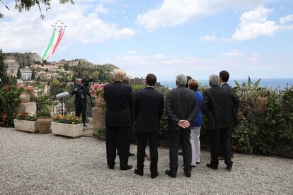 Los líderes del G7 observan una exhibición de la fuerza aérea italiana desde el hotel San Domenico Palace en Taormina, Sicilia.