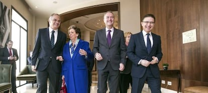 De izquierda derecha, Esteban Gonz&aacute;lez Pons, Rita Barber&aacute;, Alberto Fabra y Seraf&iacute;n Castellano, antes de la intervenci&oacute;n de este &uacute;ltimo en el F&oacute;rum Europa.