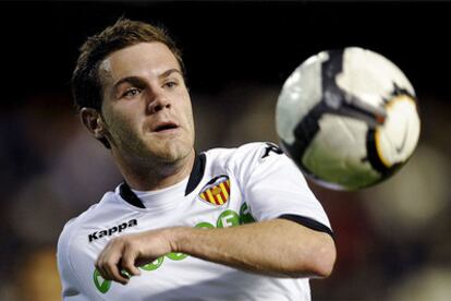 Mata observa el balón durante el partido contra el Xerez.