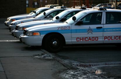 Varios coches patrulla del Departamento de Policía de Chicago aparcados junto a una comisaría.
