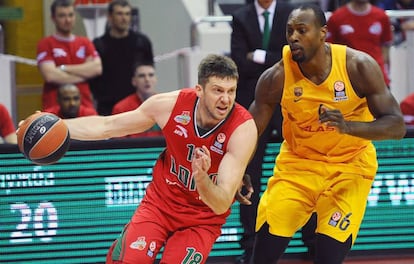 Voronov, con el balón, ante Dorsey.