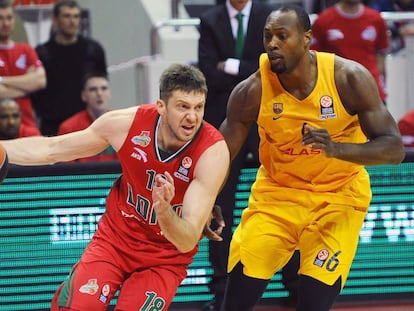 Voronov, con el bal&oacute;n, ante Dorsey.