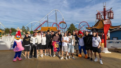 Varios jugadores del Barça en Port Aventura celebrando los títulos de la temporada, este miércoles.