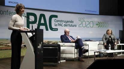 La ministra de Agricultura, Isabel Garc&iacute;a Tejerina, en la inauguraci&oacute;n de la conferencia Construyendo el futuro Post 2020, que debate la PAC.
 