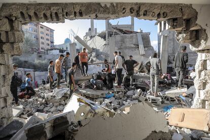 La búsqueda entre los escombros de un edificio bombardeado este sábado en Jan Yunis, al sur de la franja de Gaza. 