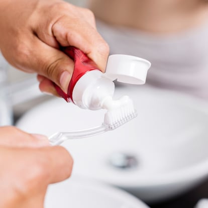 Artículo de EL PAÍS Escaparate sobre pastas de dientes sin flúor para quienes buscan fórmulas naturales.