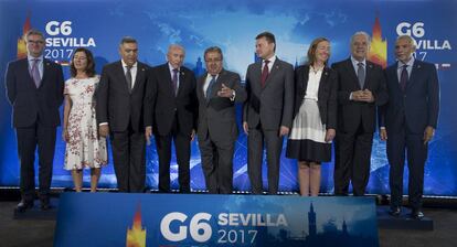 El ministro del Interior, Juan Ignacio Zoido, (centro) junto a sus hom&oacute;logos de Francia, Alemania, Reino Unido, Italia y Polonia, en Sevilla.