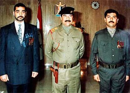 Sadam Husein, flanqueado por sus hijos Uday (izquierda) y Qusay durante una ceremonia en 1996.