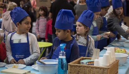 Niños cocinando en la 'Ciutat dels Somnis'