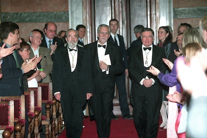 El escritor leonés Luis Mateo Díez (en el centro) acompañado por sus "padrinos" Ángel González (izquierda) y Luis María Anson (derecha) durante el acto de su ingreso en la Real Academia Española, el 20 de mayo de 2001. 