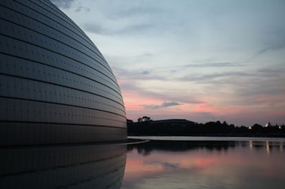 Conocido como El Huevo, el Nuevo Teatro Nacional de China ocupa la silueta de Pekín. Es el final del viaje, que desemboca en el futuro, mientras la Ruta de la Seda continúa haciendo historia en el siglo XXI.