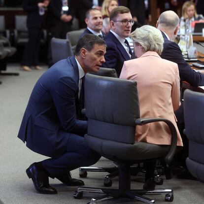 Brussels (Belgium), 03/02/2025.- Spanish Prime Minister Pedro Sanchez (L) speaks with European Commission President Ursula von der Leyen during a roundtable of the EU leaders' informal meeting on European defense at the Palais d'Egmont in Brussels, Belgium, 03 February 2025. The EU leaders gather to discuss how to strengthen European defense capabilities. (Bélgica, Bruselas) EFE/EPA/OLIVIER HOSLET
