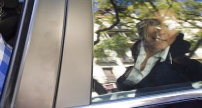 Ana Hermoso, en su coche tras declarar en los juzgados de Sevilla.