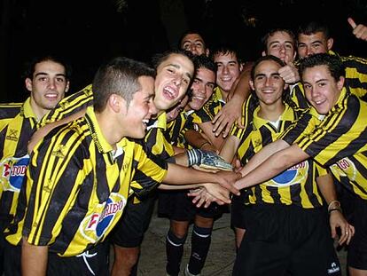 El equipo juvenil B de la Escuela de Fútbol de Lepe.