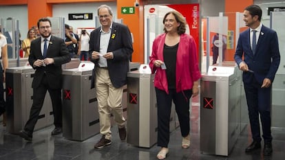 El presidente de la Generalitat, Quim Torra, con la alcaldesa de Barcelona, Ada Colau, en la inauguración de la estación de la línea 10 de Foneria.