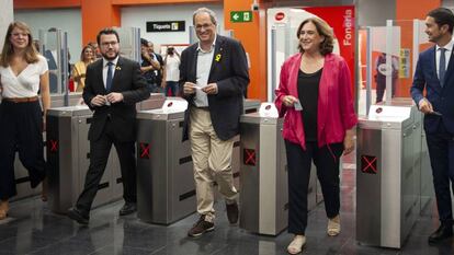 El presidente de la Generalitat, Quim Torra, con la alcaldesa de Barcelona, Ada Colau, en la inauguración de la estación de la línea 10 de Foneria.