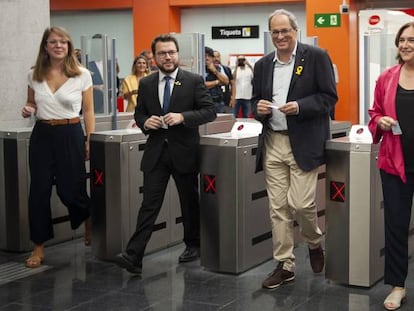 El presidente de la Generalitat, Quim Torra, con la alcaldesa de Barcelona, Ada Colau, en la inauguración de la estación de la línea 10 de Foneria.