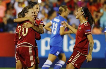 Las jugadoras espa&ntilde;olas, tras un gol.